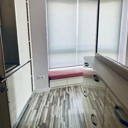 Turquoise And Magenta Appartement *
